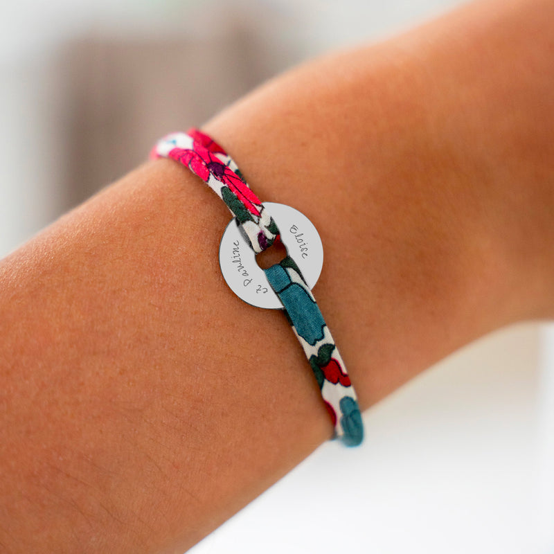 Le liberty jacinthe, lien du bracelet en forme de cible, met en valeur sa médaille de 15mm en argent