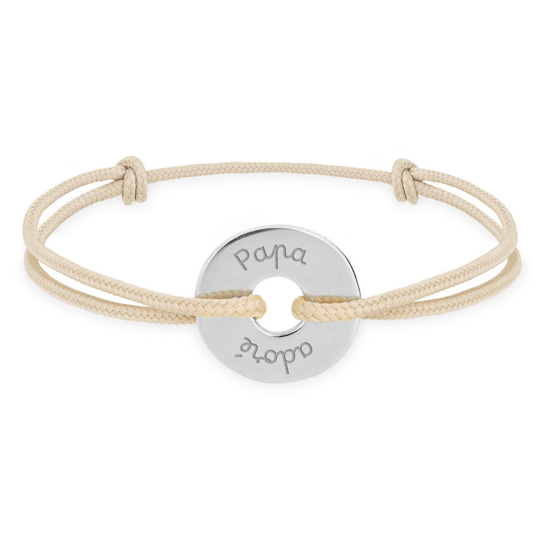Un bracelet en forme de cible, personnalisé en argent de 15mm, avec un cordon beige
