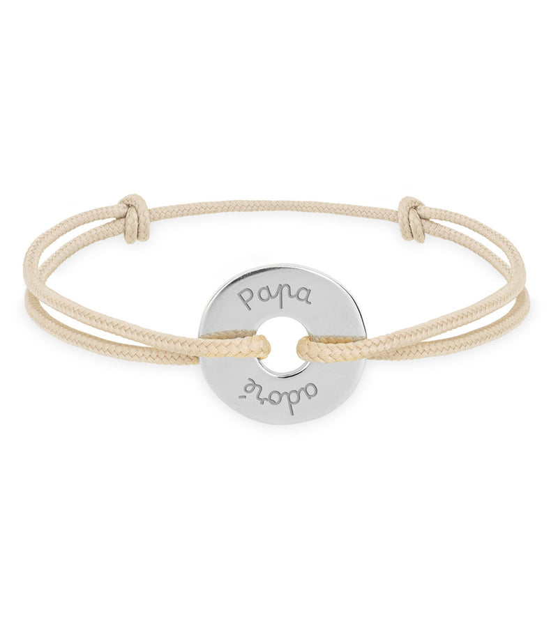 Un bracelet en forme de cible, personnalisé en argent de 15mm, avec un cordon beige