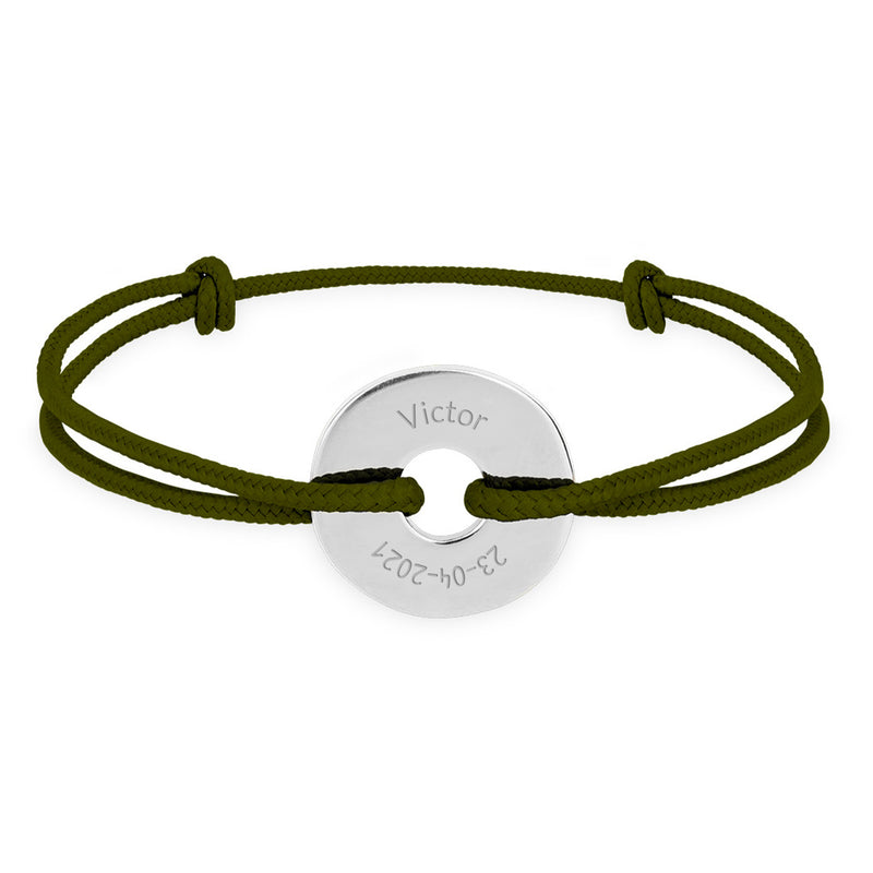Composé d'une cible en argent de 15mm, ce bracelet personnalisé est accompagné d'un cordon kaki