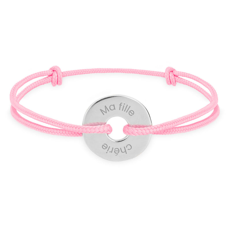 Un bracelet en forme de cible, personnalisé de 15mm en argent, avec un cordon rose.