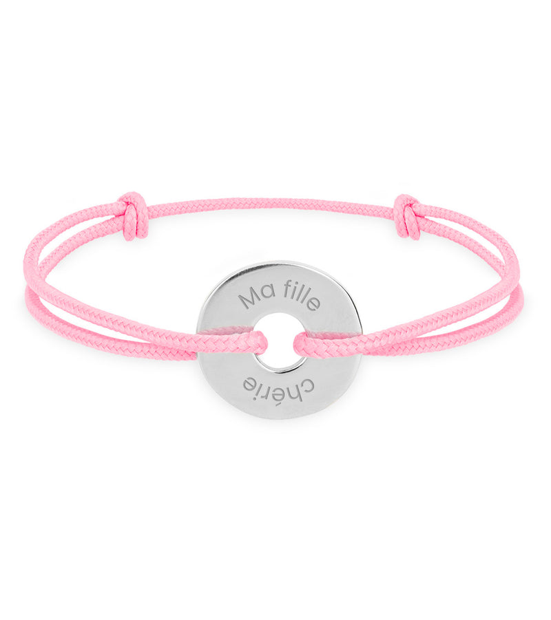 Un bracelet en forme de cible, personnalisé de 15mm en argent, avec un cordon rose.