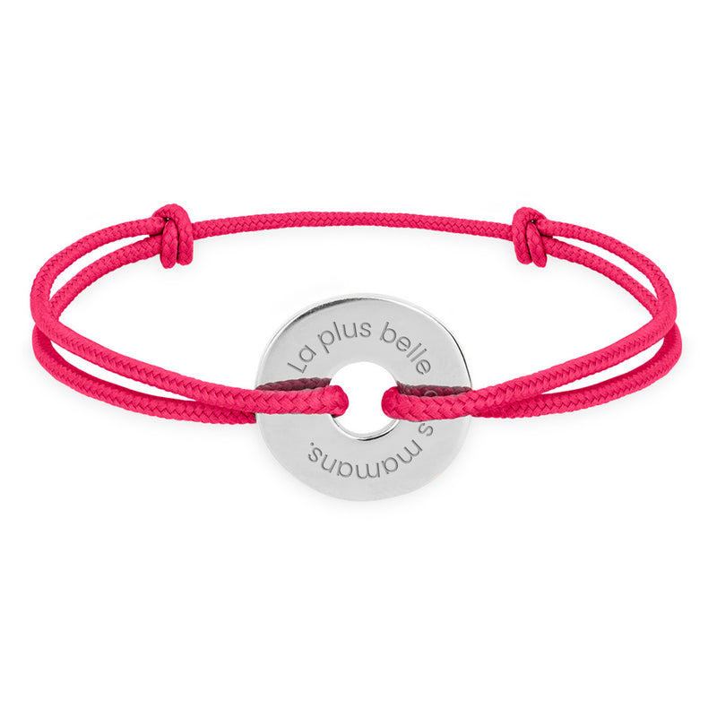 Un bracelet en forme de cible, personnalisé en argent de 15mm, orné d'un cordon rose fuchsia.