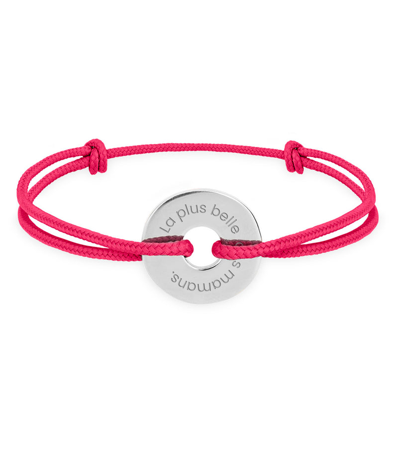 Un bracelet en forme de cible, personnalisé en argent de 15mm, orné d'un cordon rose fuchsia.