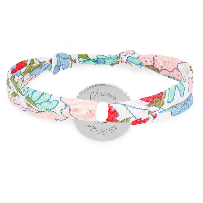 Un bracelet en forme de cible, personnalisé 15mm argent, lié par le Liberty Hortensia.