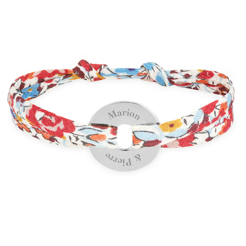 Un bracelet en forme de cible, personnalisé de 15mm en argent, lié par le liberty pavot.
