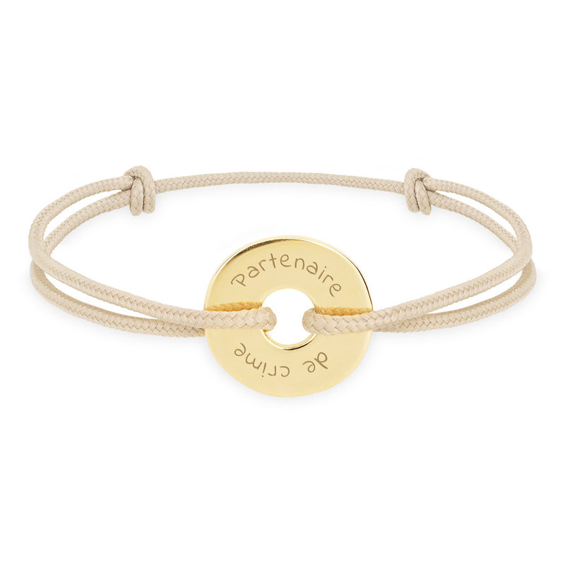 Personnalisé en 15mm, ce bracelet plaqué or arbore une forme cible et un cordon beige.