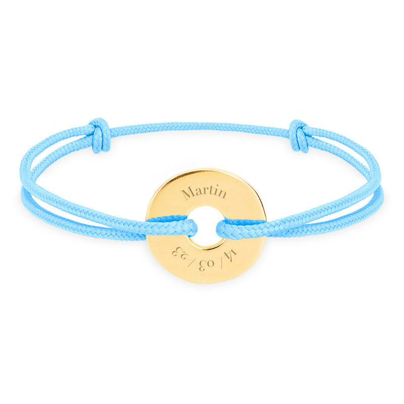 Avec son cordon bleu pastel, ce bracelet en forme de cible plaqué or de 15mm est personnalisé.