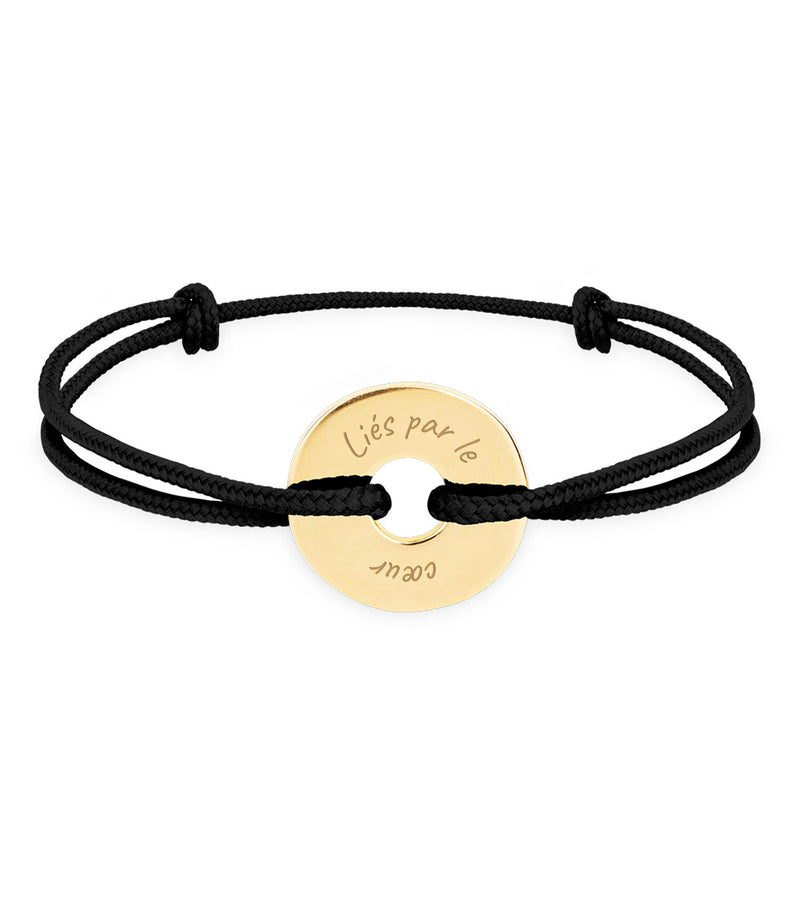 Ce bracelet plaqué or, de forme cible et personnalisé en 15mm, est assorti d'un cordon noir.
