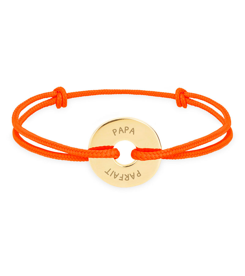 Un bracelet plaqué or, personnalisé en 15mm et agrémenté d'un cordon orange fluo, avec sa forme de cible.