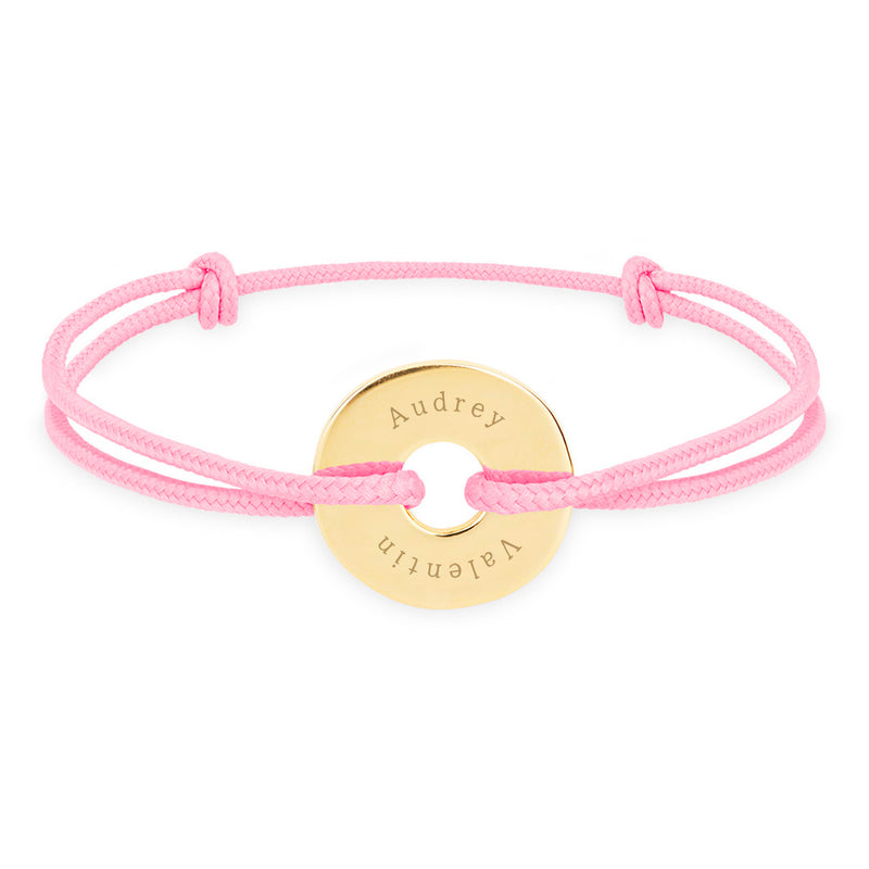 Personnalisé en 15mm, ce bracelet en plaqué or arbore une forme cible avec un cordon rose.