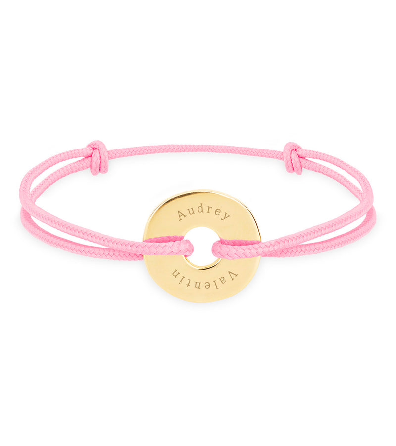 Personnalisé en 15mm, ce bracelet en plaqué or arbore une forme cible avec un cordon rose.
