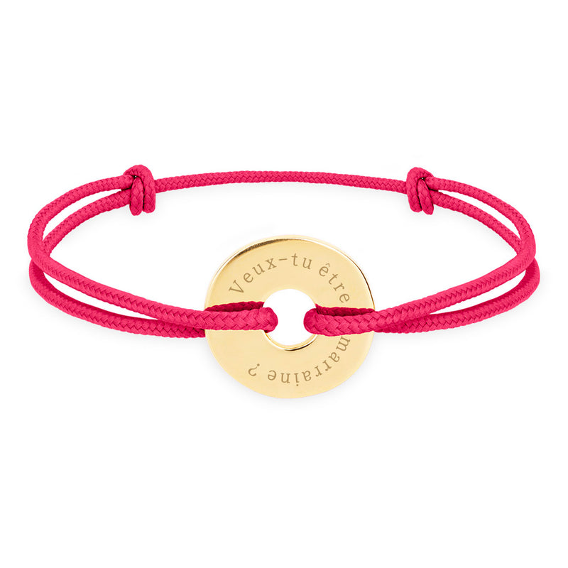 Personnalisé en 15mm, ce bracelet forme cible, plaqué or, est orné d'un cordon rose fuchsia.