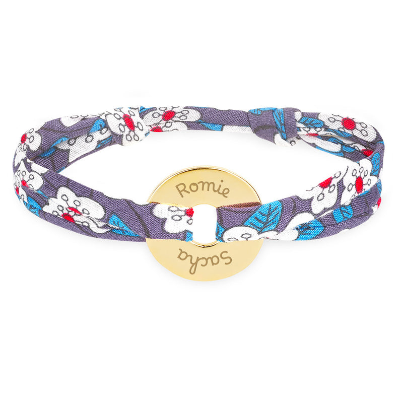 un bracelet plaqué or 15mm, en forme de cible, lié par le liberty Iris.