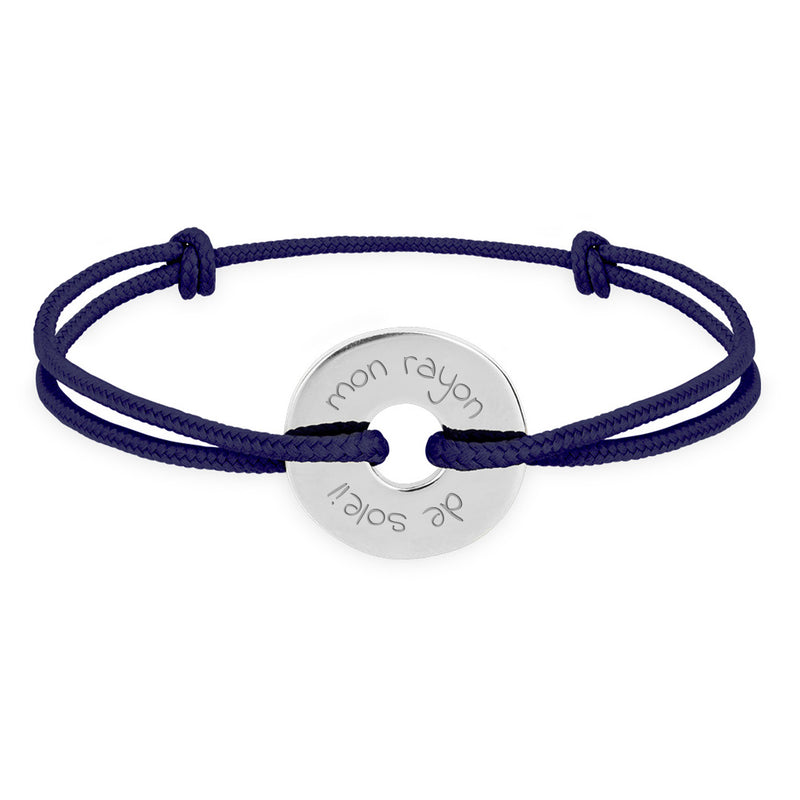 Un bracelet en forme de cible, personnalisé de 15mm en argent, avec un cordon bleu marine.