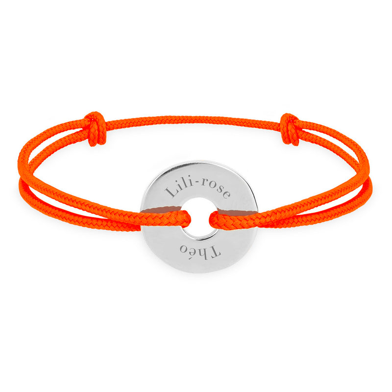Avec un cordon orange fluo, ce bracelet en forme de cible est personnalisé de 15mm en argent.