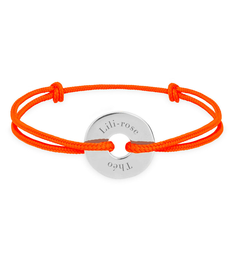 Avec un cordon orange fluo, ce bracelet en forme de cible est personnalisé de 15mm en argent.
