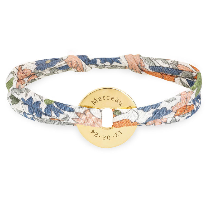 Le lien du liberty lilas orne ce bracelet personnalisé, en forme de cible, plaqué or 15mm.