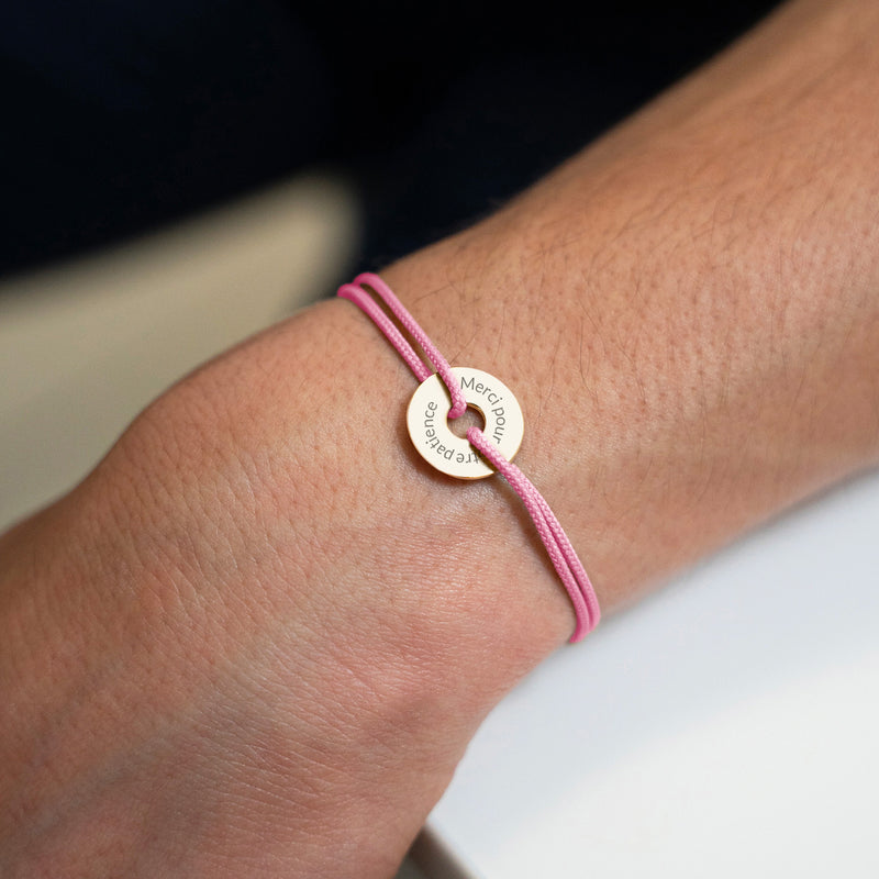 Avec sa forme cible, ce bracelet personnalisé en 15mm en plaqué or est orné d'un cordon rose.