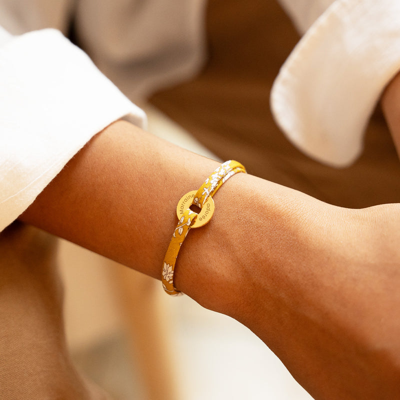 Arborant le liberty Clivia, ce bracelet personnalisé en forme de cible est plaqué or 15mm.
