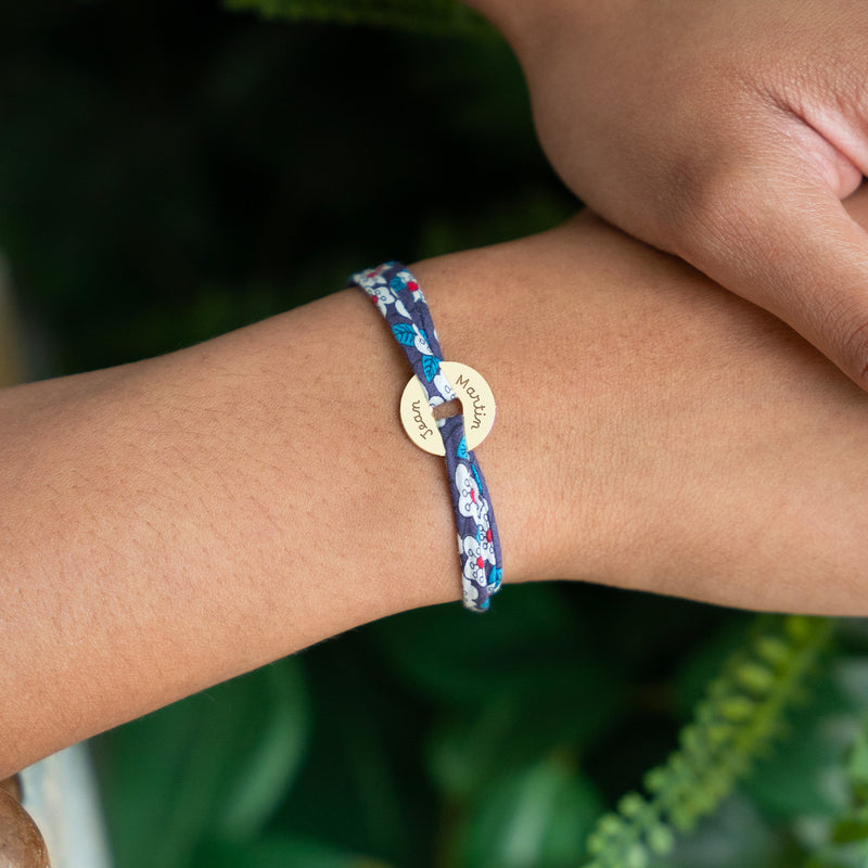 Un bracelet personnalisé en liberty Iris, plaqué or 15mm, dessiné en forme de cible.