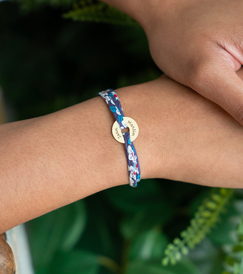Un bracelet personnalisé en liberty Iris, plaqué or 15mm, dessiné en forme de cible.