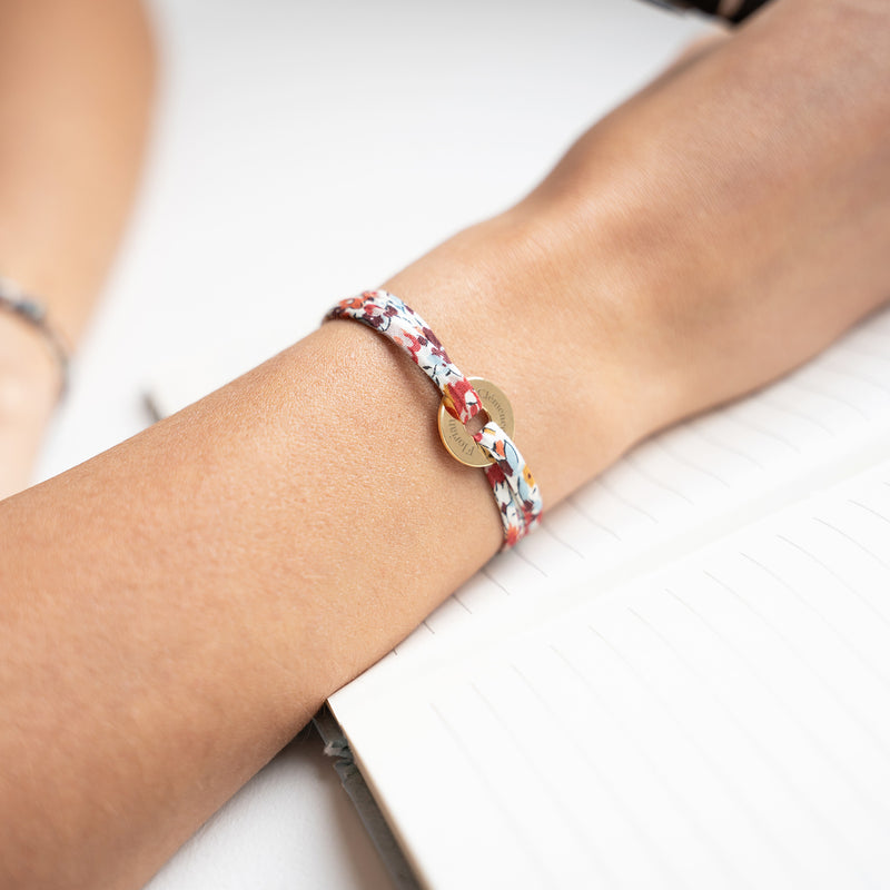 Lié par le liberty Pavot, ce bracelet personnalisé en forme de cible est plaqué or 15mm.