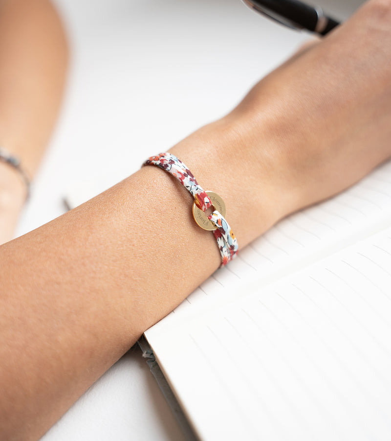 Lié par le liberty Pavot, ce bracelet personnalisé en forme de cible est plaqué or 15mm.