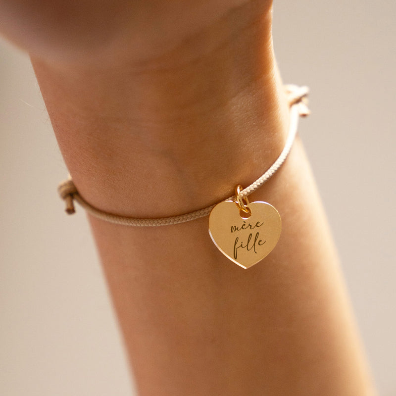 Bracelet personnalisé en plaqué or avec un charmant cœur de 15mm, cordon beige.