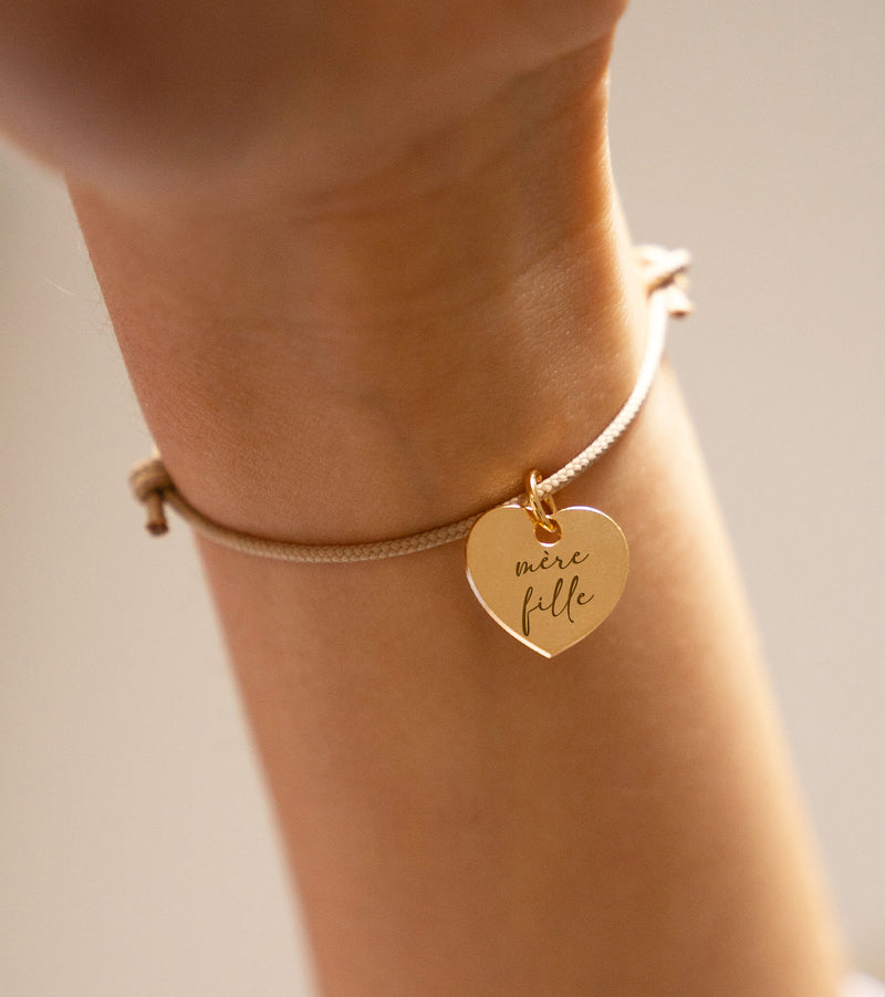 Bracelet personnalisé en plaqué or avec un charmant cœur de 15mm, cordon beige.