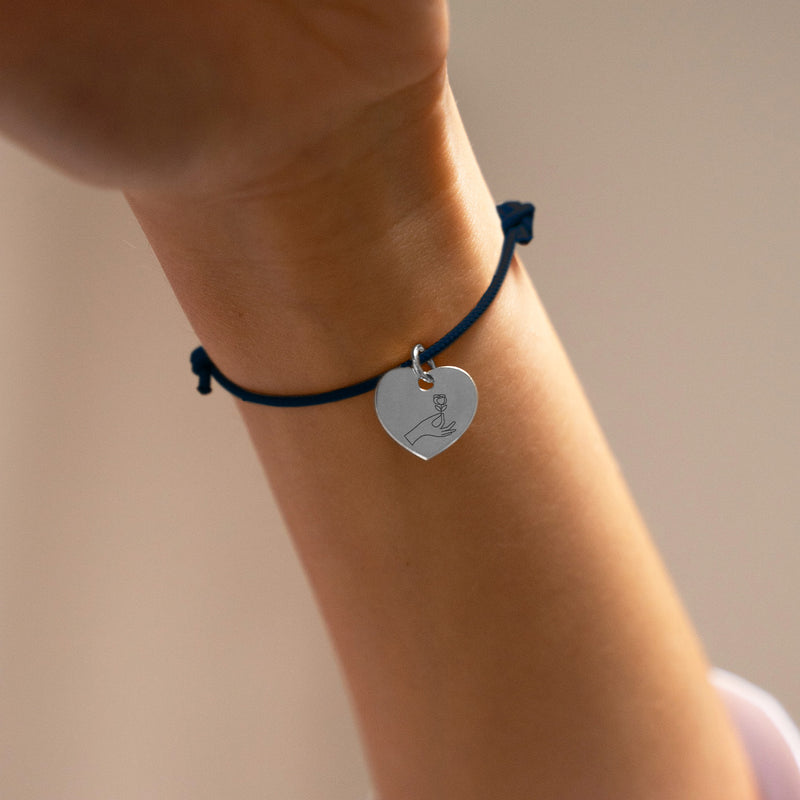 Bracelet charmant en argent, agrémenté d'un cœur de 15mm, sur un cordon bleu marine.