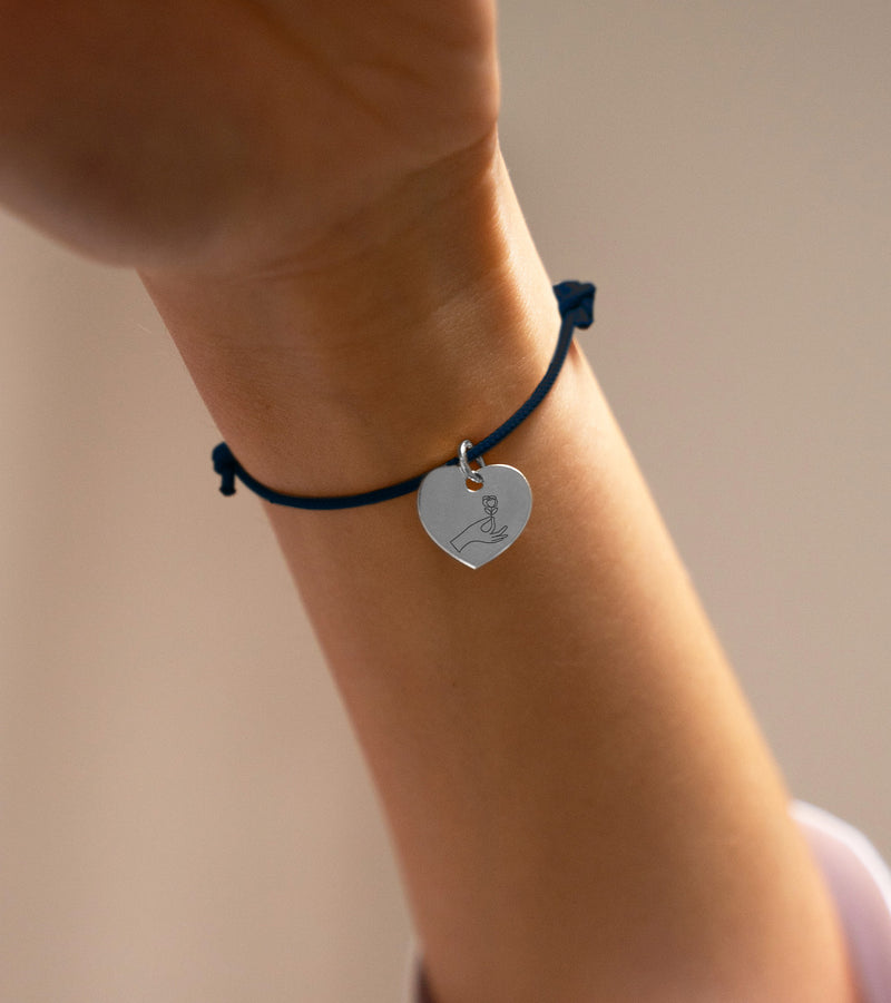 Bracelet charmant en argent, agrémenté d'un cœur de 15mm, sur un cordon bleu marine.