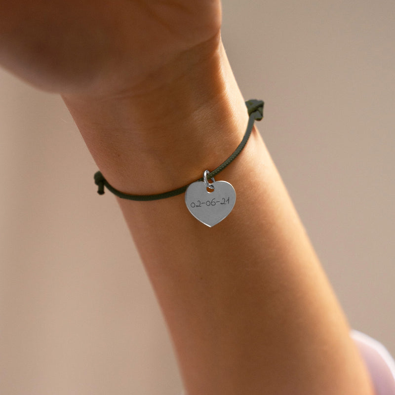 Bracelet en argent avec un cœur de 15mm et un cordon de couleur kaki.
