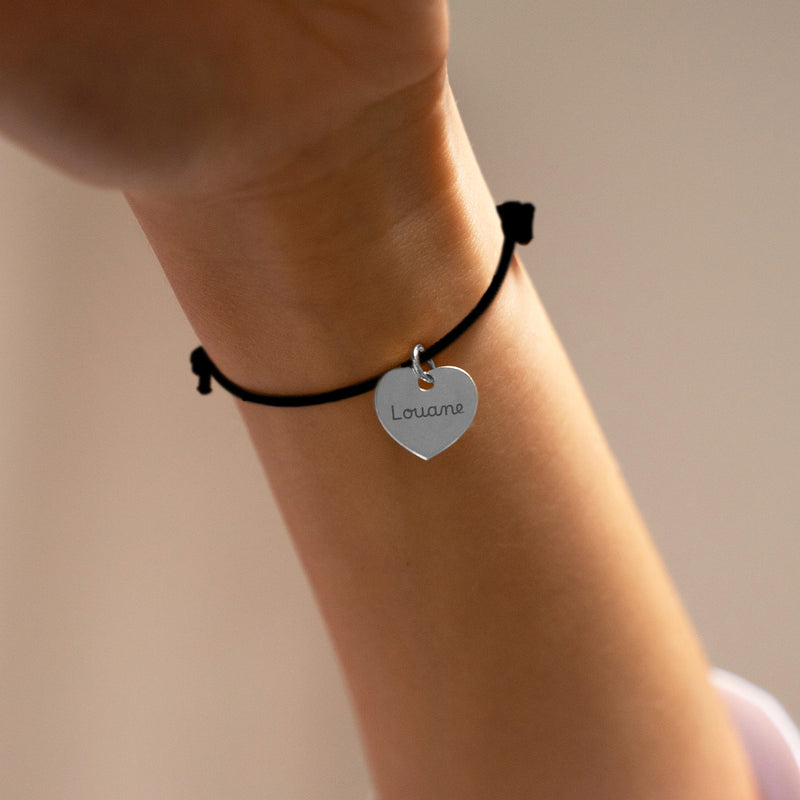 Un bracelet chic agrémenté d'un coeur en argent de 15mm, pour une touche d'élégance.