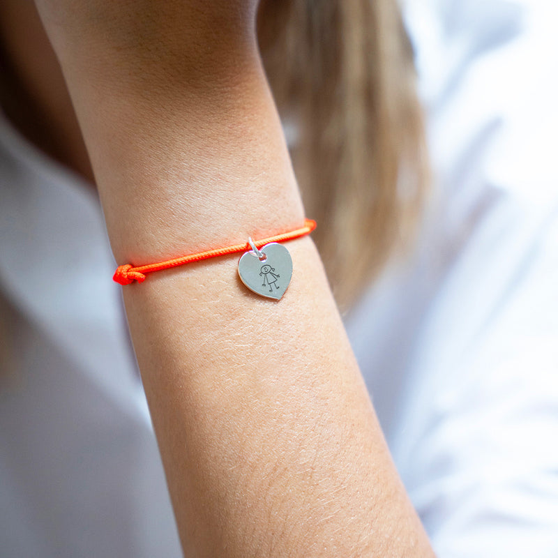 Affichez votre élégance avec ce Bracelet Personnalisé Coeur 15mm Argent, accompagné d'un cordon orange fluo pour une touche vibrante.