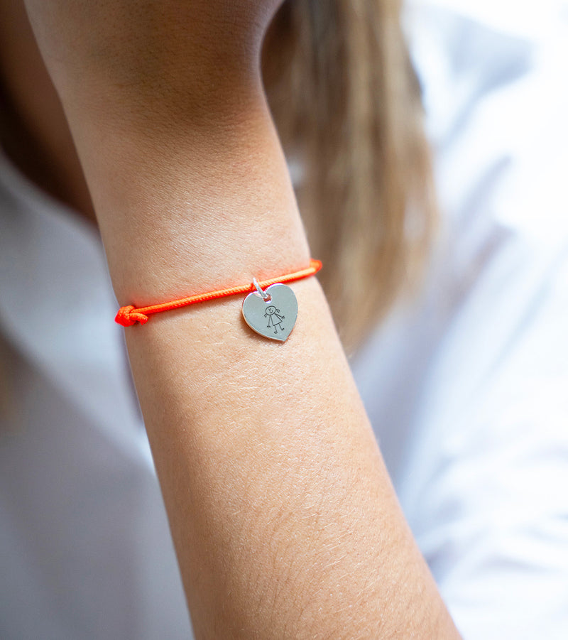 Affichez votre élégance avec ce Bracelet Personnalisé Coeur 15mm Argent, accompagné d'un cordon orange fluo pour une touche vibrante.
