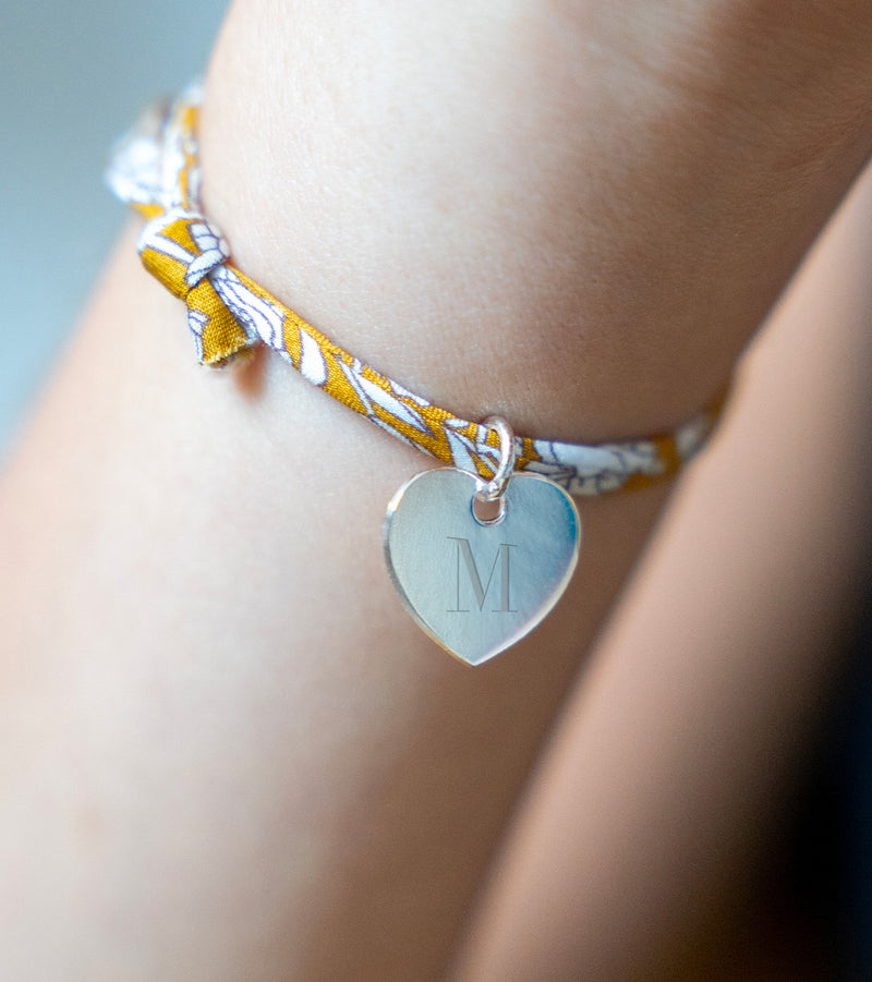 Bijou argenté, bracelet avec charm cœur de 15mm et lien en liberty