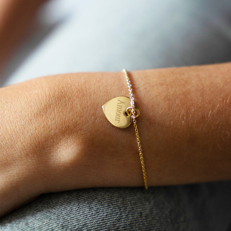 Un bijou subtil et sophistiqué, un cœur étincelant suspendu à une chaîne plaquée or.