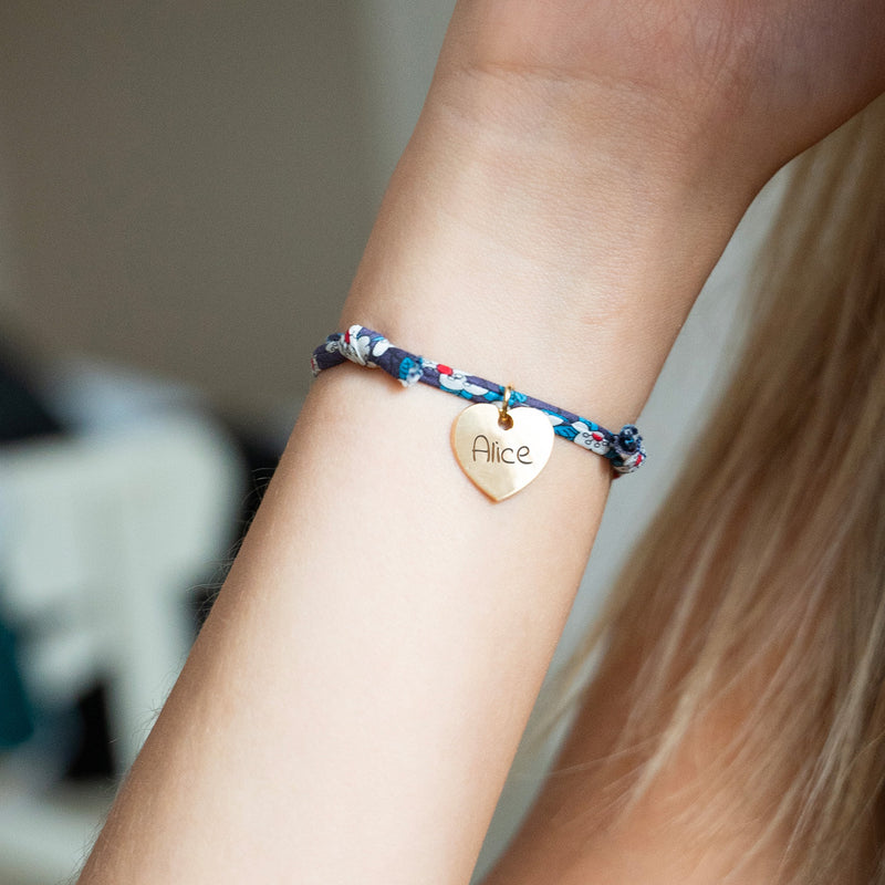 Bracelet personnalisé plaqué or, orné d'un adorable cœur de 15mm sur un lien Liberty Iris coloré.