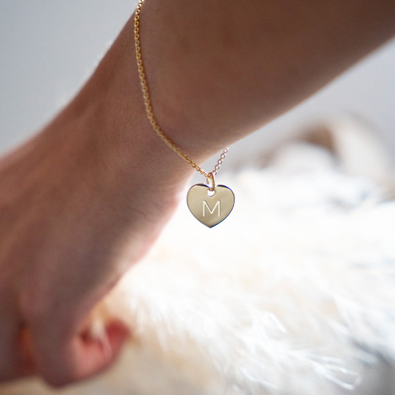 Un magnifique bracelet plaqué or, avec un cœur délicat au centre, pour un style raffiné.