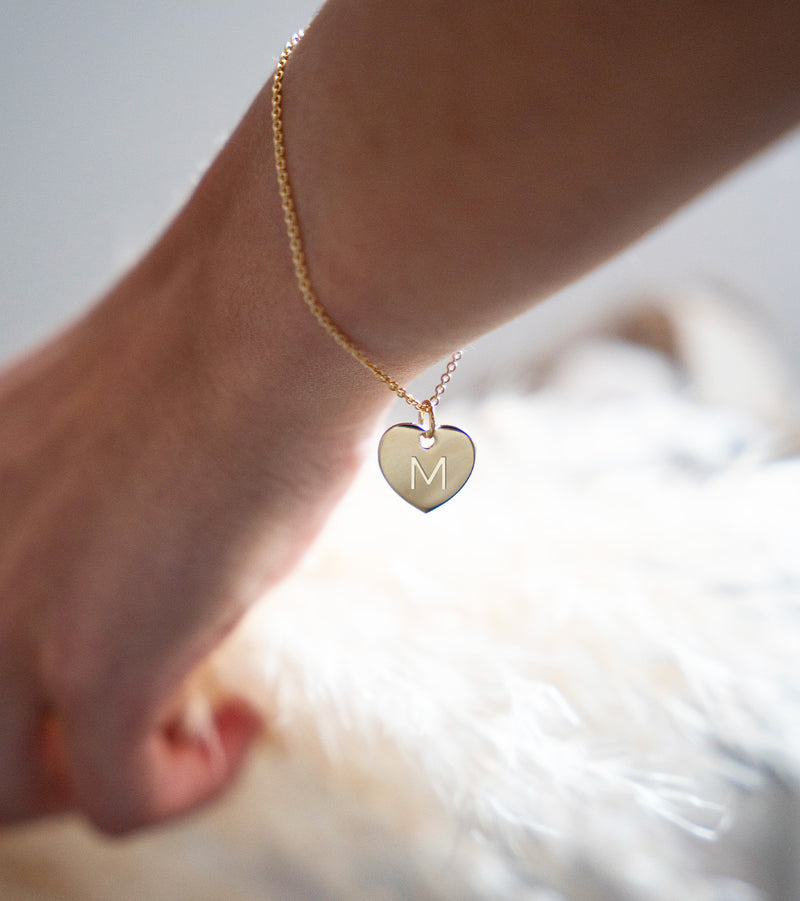 Un magnifique bracelet plaqué or, avec un cœur délicat au centre, pour un style raffiné.