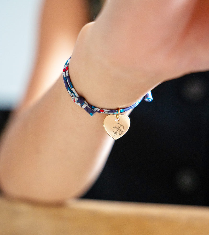 Charmant bracelet plaqué or avec un cœur de 15mm, magnifiquement mis en valeur par un lien Liberty Iris.