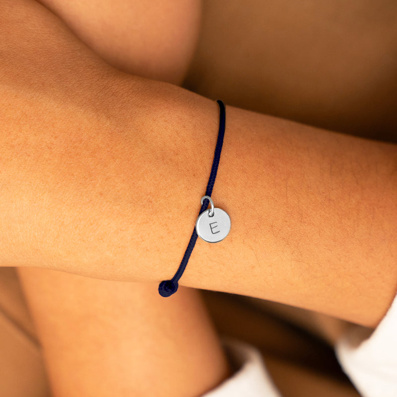 Bracelet personnalisé médaille argent, cordon bleu marine. Votre touche personnelle pour compléter votre tenue.