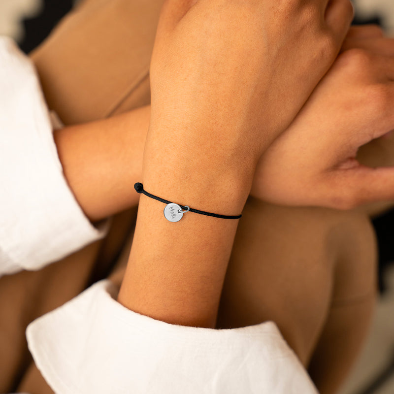 Bracelet tendance, médaille argentée de 10mm sur cordon noir pour une touche de style unique.