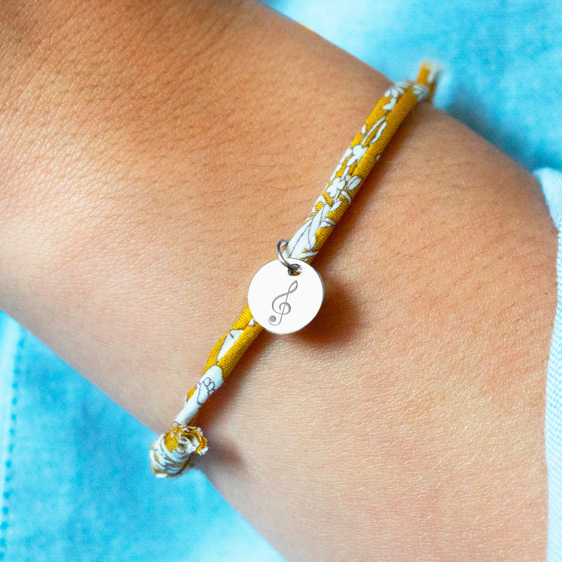 Un bracelet unique, une médaille en argent de 10mm associée à un liberty Clivia pour une touche de personnalisation.