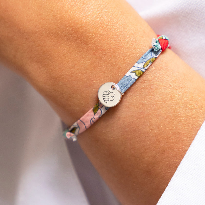 Bracelet personnalisé avec une médaille argentée de 10mm et un lien Liberty Hortensia.