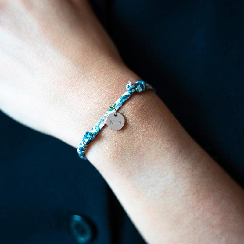 Un magnifique bracelet personnalisé, argenté, avec une médaille de 10mm, décoré de Liberty Lilas.