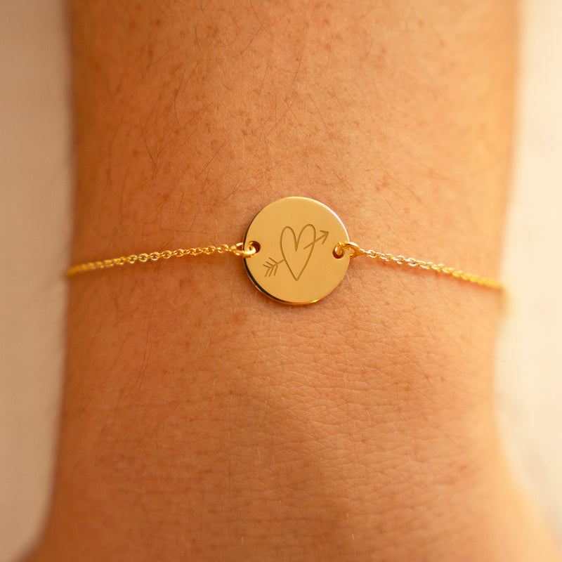 Un bracelet raffiné orné d'une médaille en plaqué or, de 15mm de diamètre, munie de deux trous discrets.