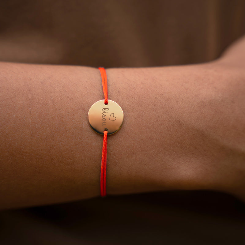 Bracelet Personnalisé mettant en avant une Médaille 15mm en Plaqué Or et un Cordon orange fluo.