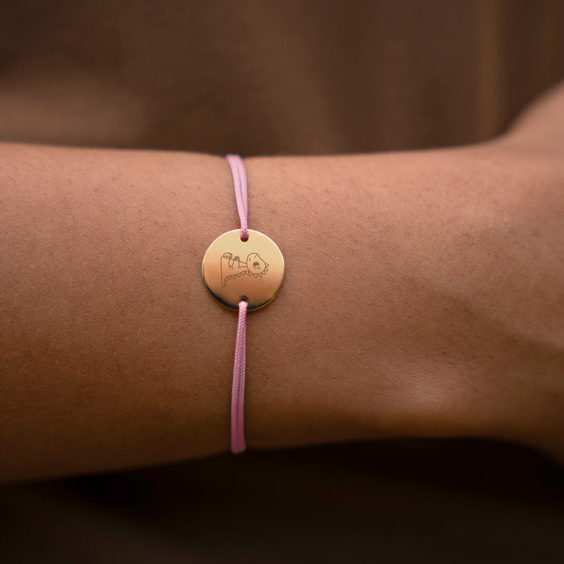 Médaille à deux trous en plaquée or 15mm sur bracelet personnalisé avec cordon rose